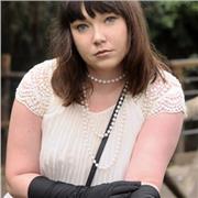 Do lezioni di inglese e tutte le materie. Posseggo un C1 di russo e B1 di tedesco e C1 di ucraino. Specializzata in Studi Politici